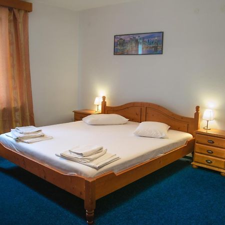 Hotel Maier Хунедоара Экстерьер фото