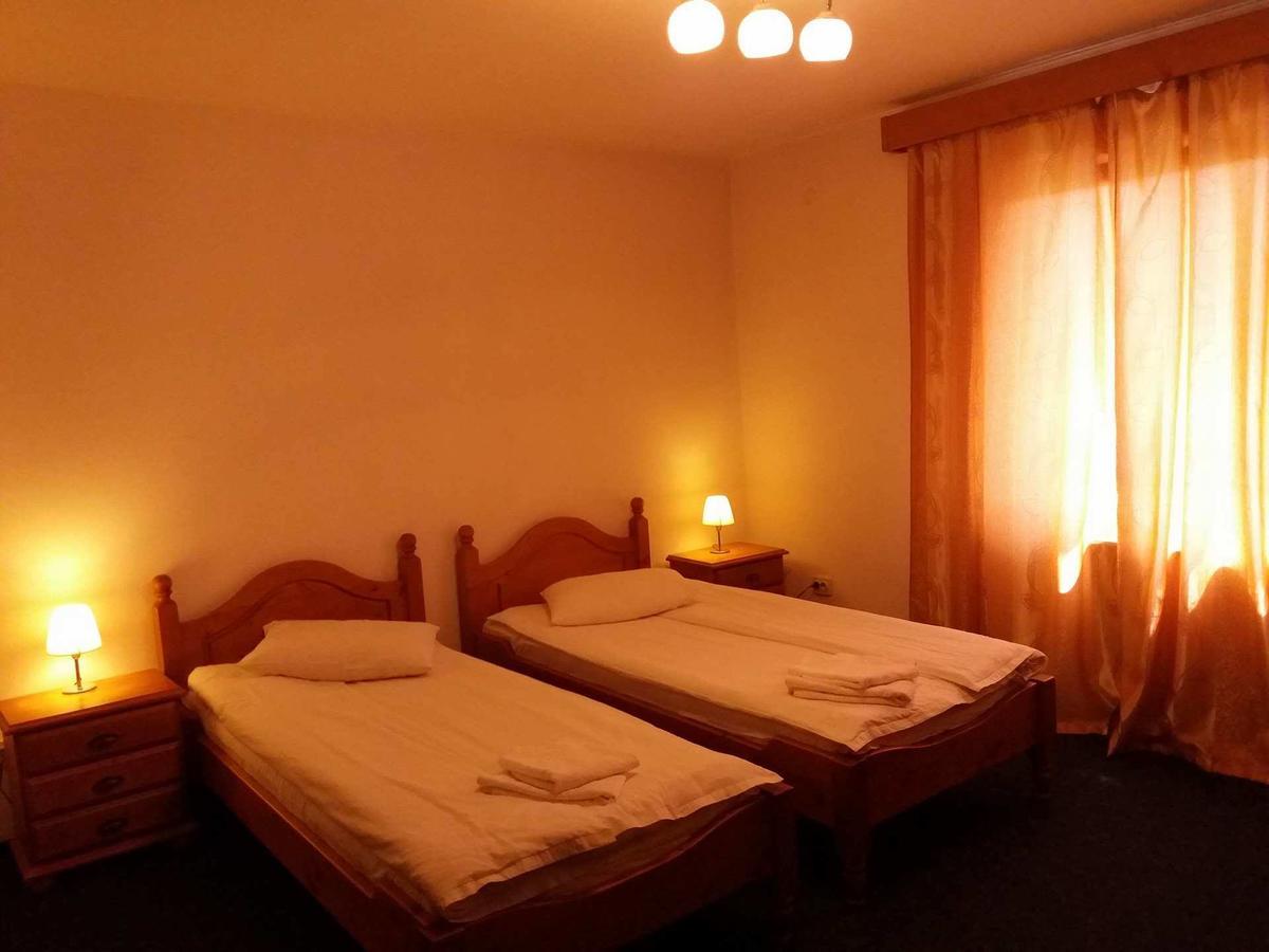 Hotel Maier Хунедоара Экстерьер фото
