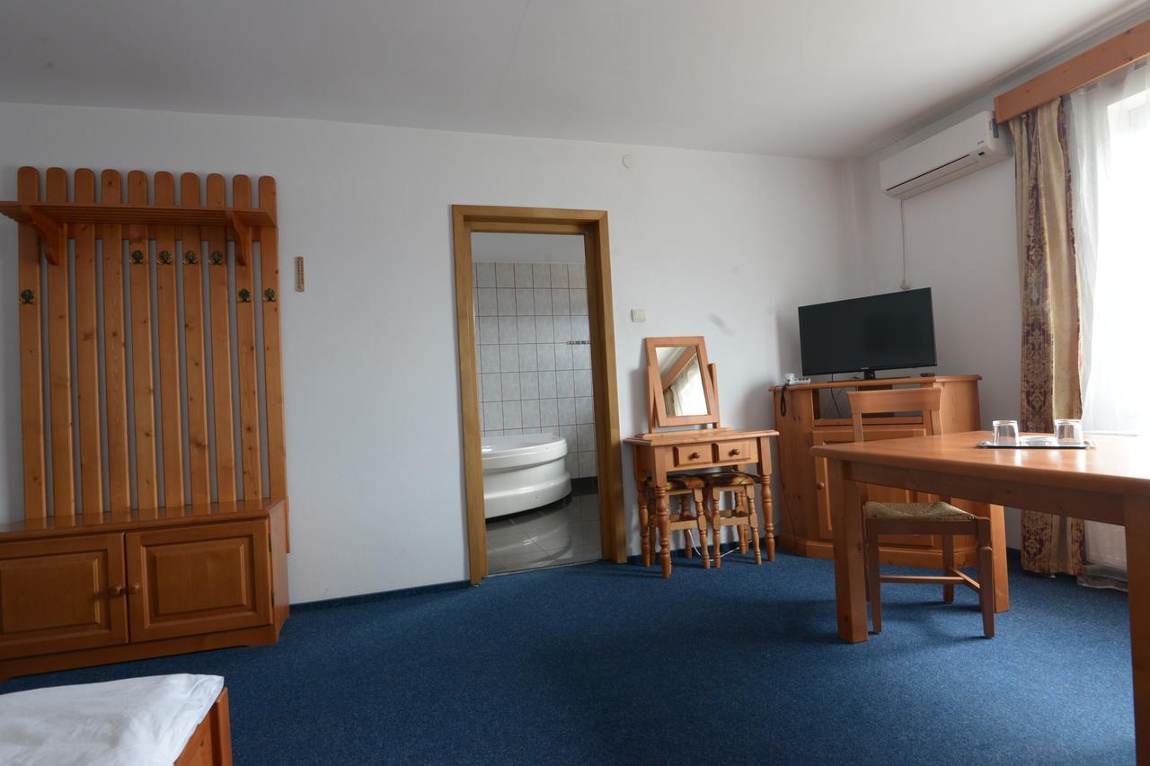 Hotel Maier Хунедоара Экстерьер фото