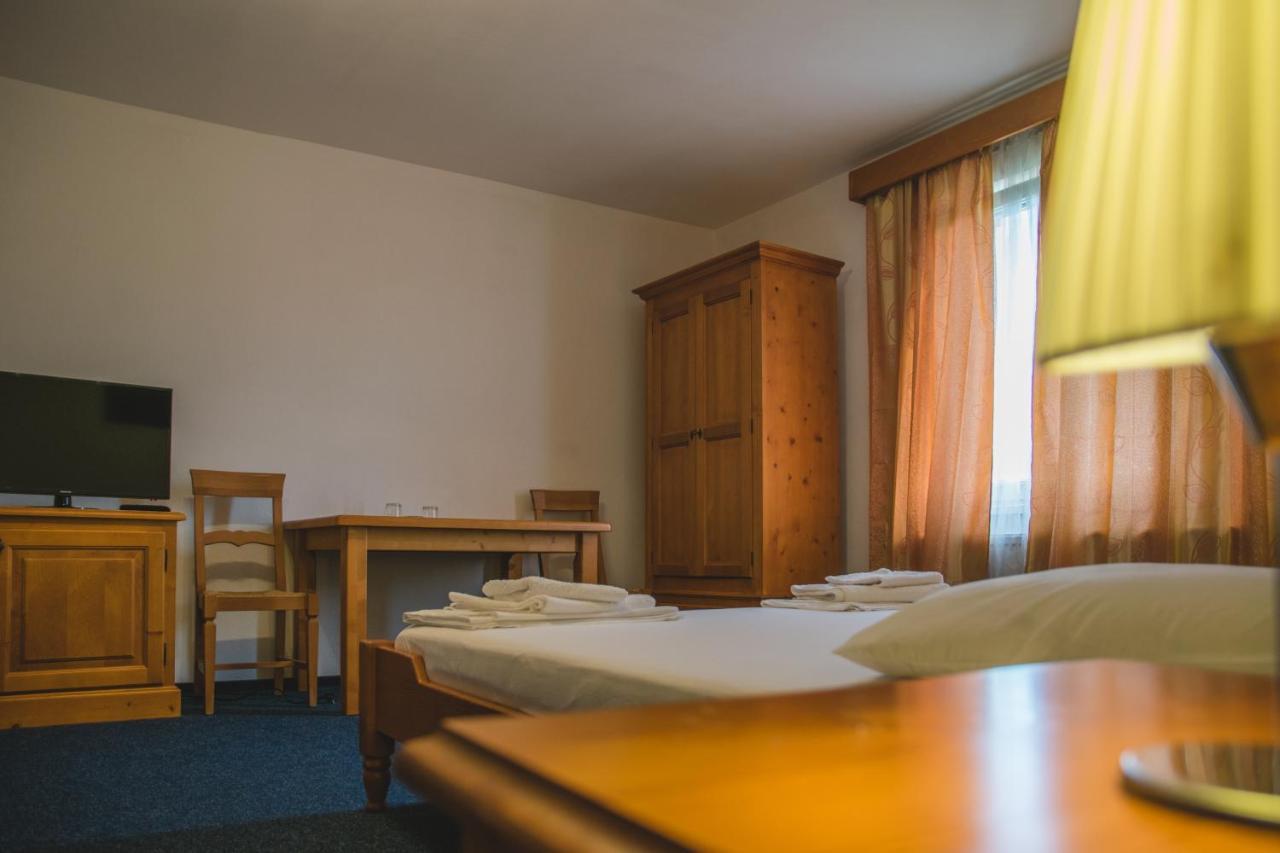 Hotel Maier Хунедоара Экстерьер фото