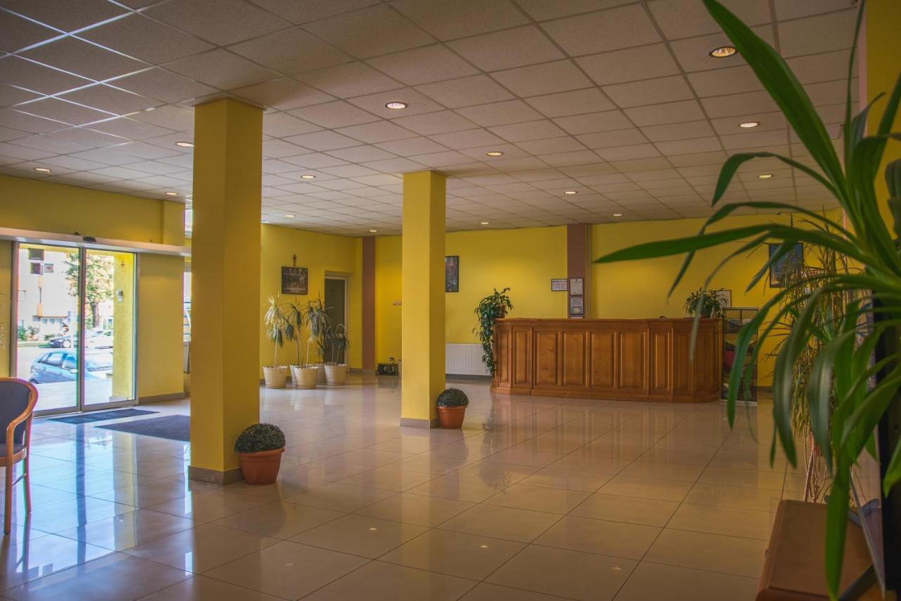 Hotel Maier Хунедоара Экстерьер фото